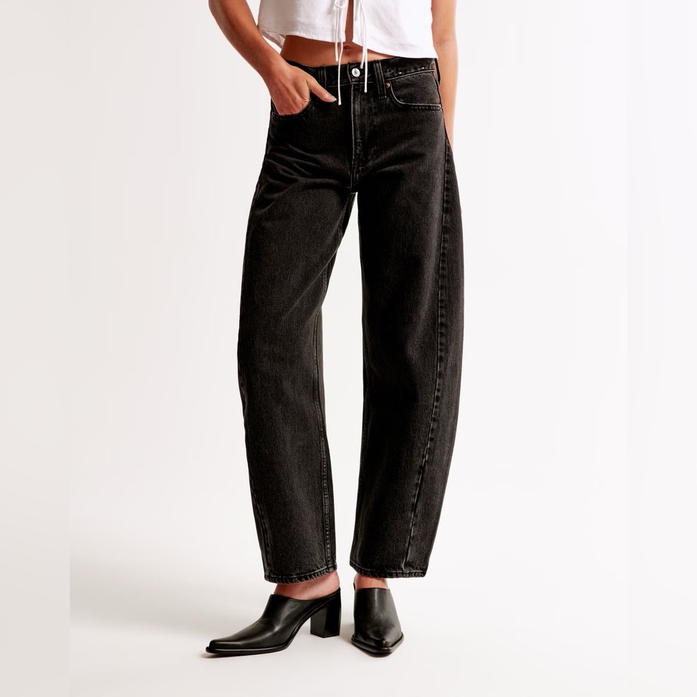 Abercrombie and Fitch Mid Rise Barrel leg